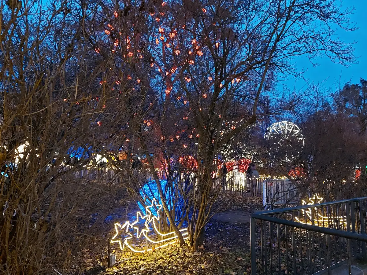 Bécsi adventi vásár a Rathausplatzon este