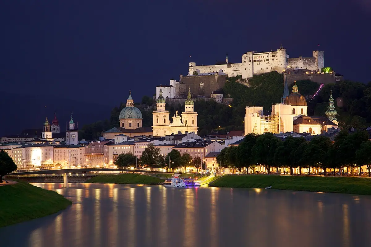 Salzburg óvárosa a Salzach folyó felől