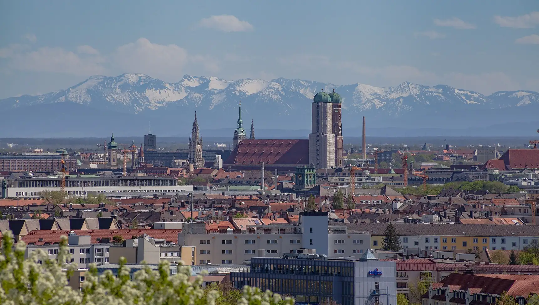 Németország háztól-házig személyszállítás — München látképe a Frauenkirche tornyaival