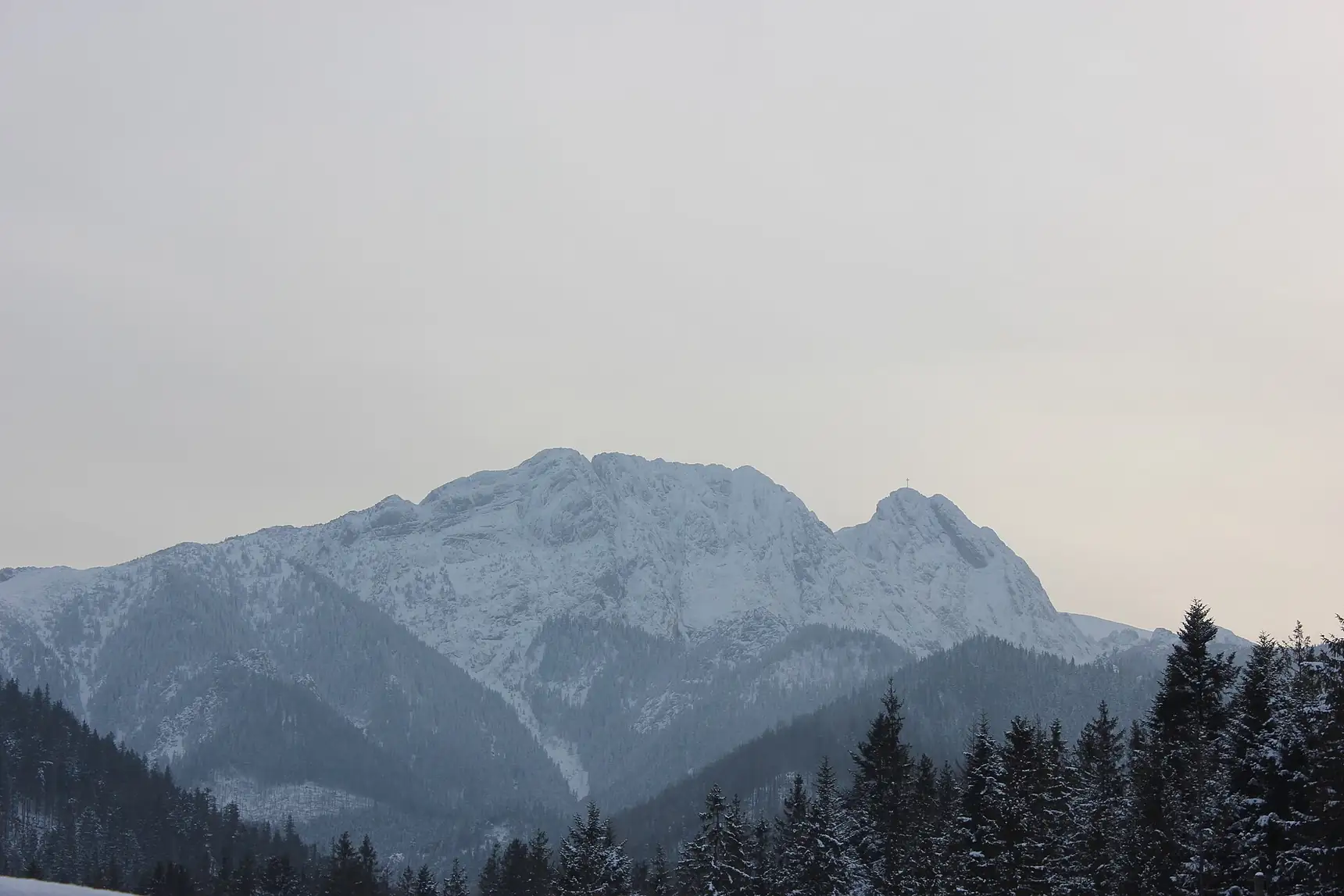 Zakopane buszos kirándulás — a Giewont csúcsa a Magas-Tátrában